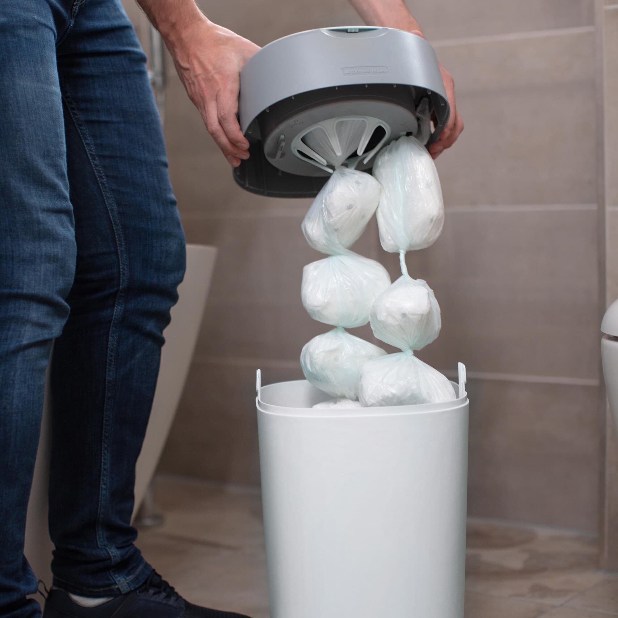 Pachet Cos pentru scutece + 4 Rezerve Tommee Tippee Sangenic Twist and Click Reciclabil, Alb/Gri — imaginea 3